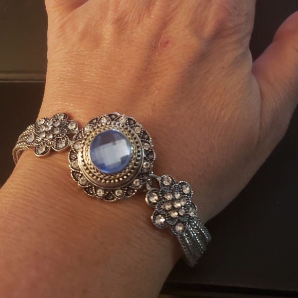 Snap button bracelet with the charm snaps included - Picture 2 of 6